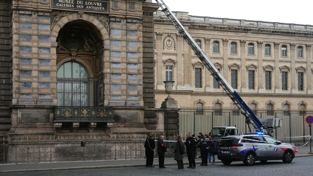 xrwma-louvro Άφαντα τα κοσμήματα από τη ληστεία στο Λούβρο – Όσα έχουν γίνει γνωστά για τους 7 συλληφθέντες