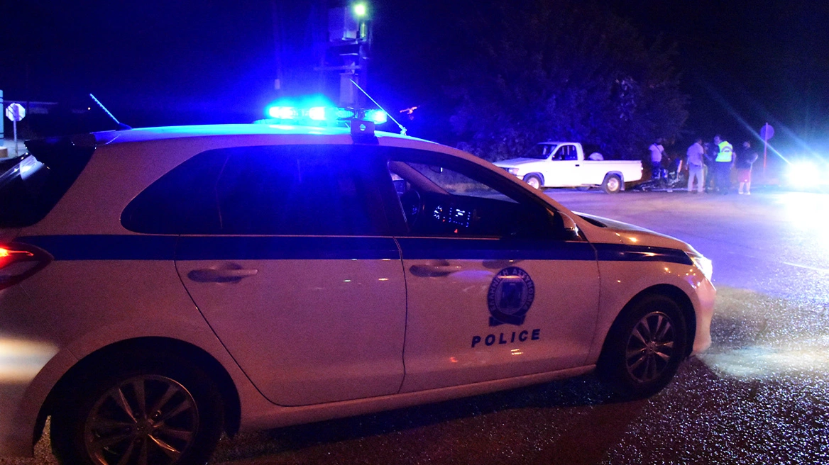 Τρόμος στα Βριλήσσια: 45χρονος με τσεκούρι έσπασε αυτοκίνητο και σπίτια