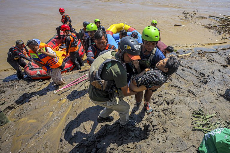 Ινδονησία: Στους 442 οι νεκροί από τις πλημμύρες