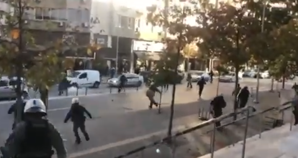Επεισόδια έξω από τα δικαστήρια Θεσσαλονίκης λίγο πριν τη δίκη για τη δολοφονία Καμπανού