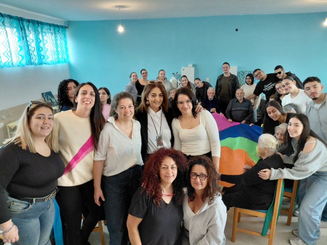 Ασκήσεις φυσικοθεραπείας μέσα σε κλίμα χαράς για τους ωφελούμενους του ΚΗΦΗ Δήμου Μινώα Πεδιάδας