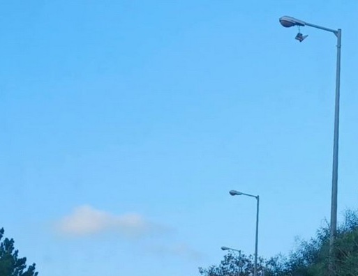 Χανιά: Κίνδυνος για τα οχήματα σε κεντρικό δρόμο – Κρέμεται μηχανισμός από στύλο φωτισμού