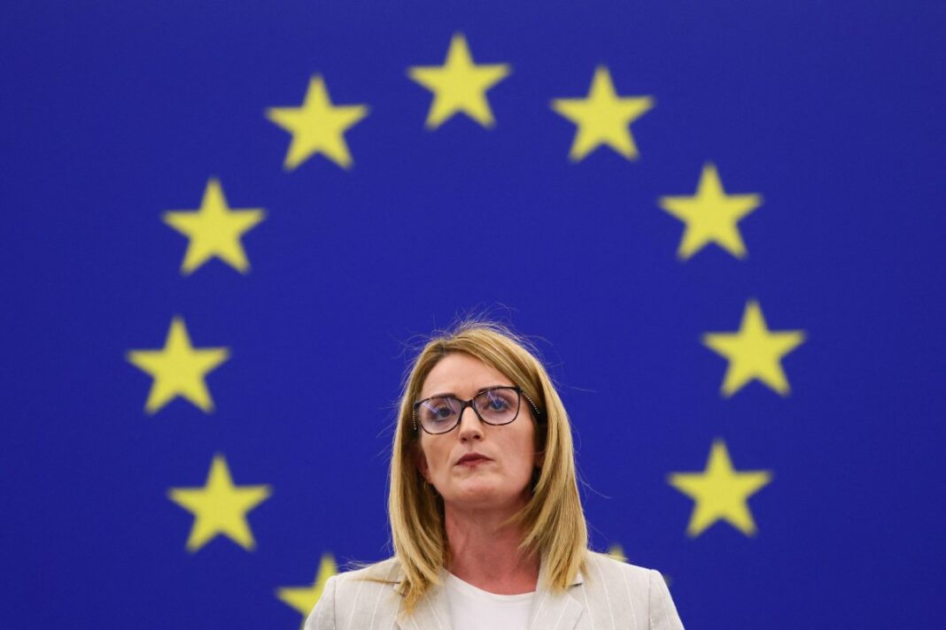 Ενισχυμένη η Ακροδεξιά, «προσφέρει» στη Μέτσολα τρίτη θητεία