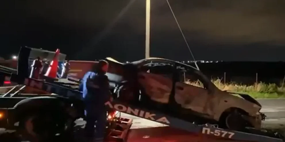 Θεσσαλονίκη: ΙΧ πήρε φωτιά εν κινήσει και καρφώθηκε σε κολώνα