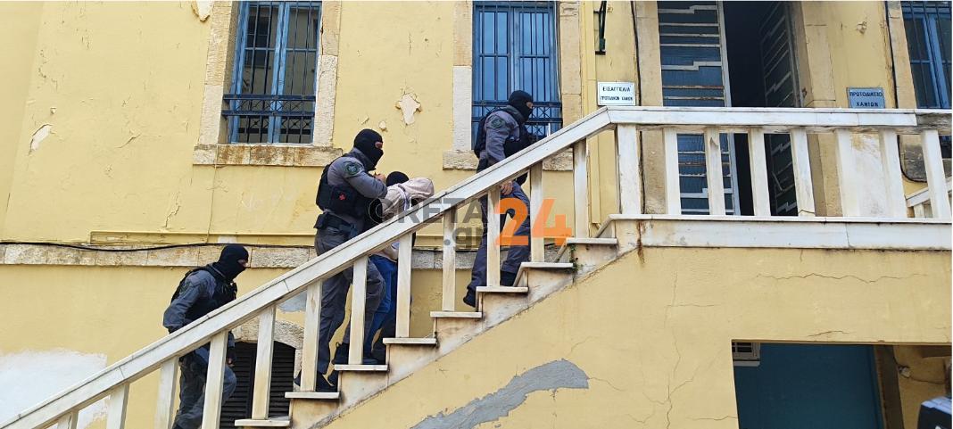 23xronos anakritis elos3 Φονικό στο Έλος Χανίων: Στον ανακριτή με αλεξίσφαιρο γιλέκο ο 23χρονος – Φωτογραφίες