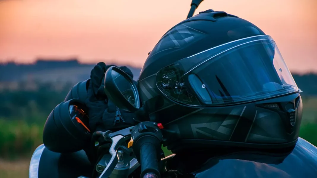 Κόφτης στους ηλικιωμένους οδηγούς και μπλοκάρισμα μοτοσικλέτας χωρίς κράνος