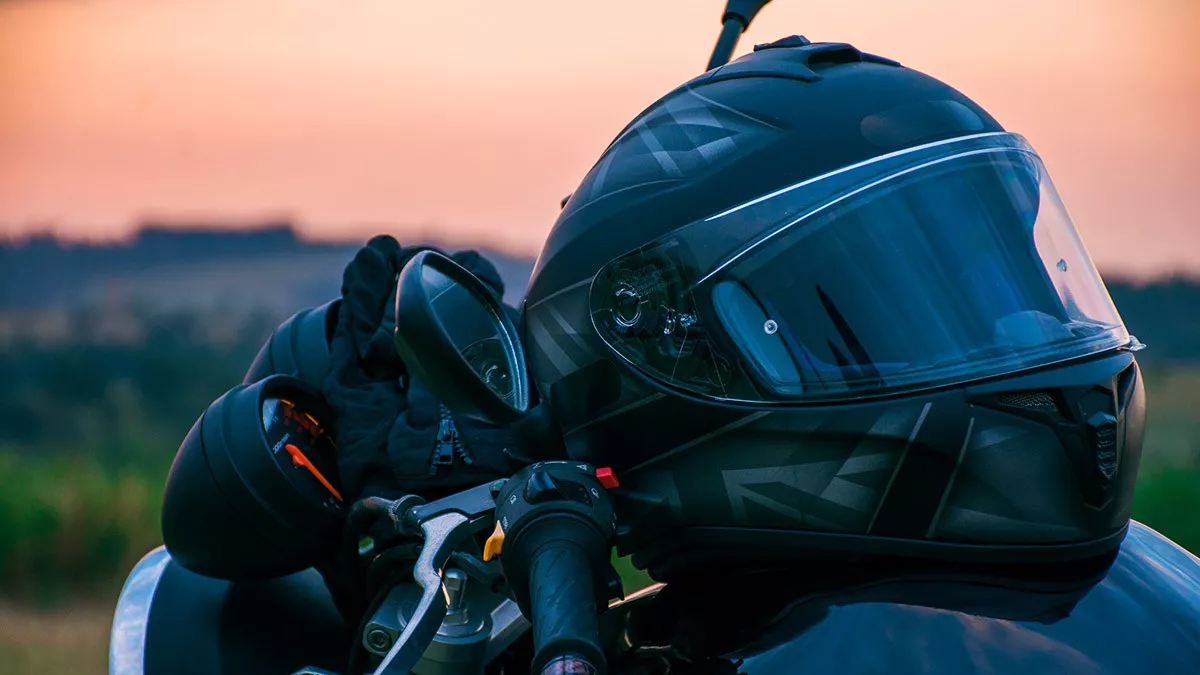 Κόφτης στους ηλικιωμένους οδηγούς και μπλοκάρισμα μοτοσικλέτας χωρίς κράνος