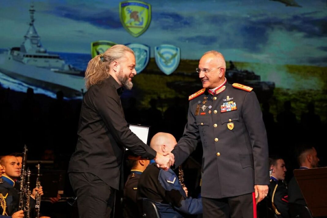 Ο Γιώργος Νικηφόρου Ζερβάκης τραγούδησε για την «φωτεινή» Kρήτη, εκείνη του Πολιτισμού