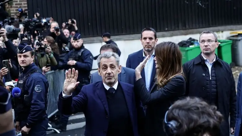 Ο Σαρκοζί βγαίνει από τη φυλακή μετά από 20 ημέρες – Θα φορά ηλεκτρονικό βραχιολάκι