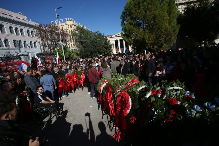 Επέτειος Πολυτεχνείου: Εκατοντάδες πολίτες τίμησαν και σήμερα τη μνήμη των αγωνιστών