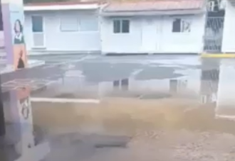 Βίντεο: “Πισίνα” η αυλή σχολείου στη Ν.Αλικαρνασσό – Στο “στόχαστρο” η δημοτική αρχή