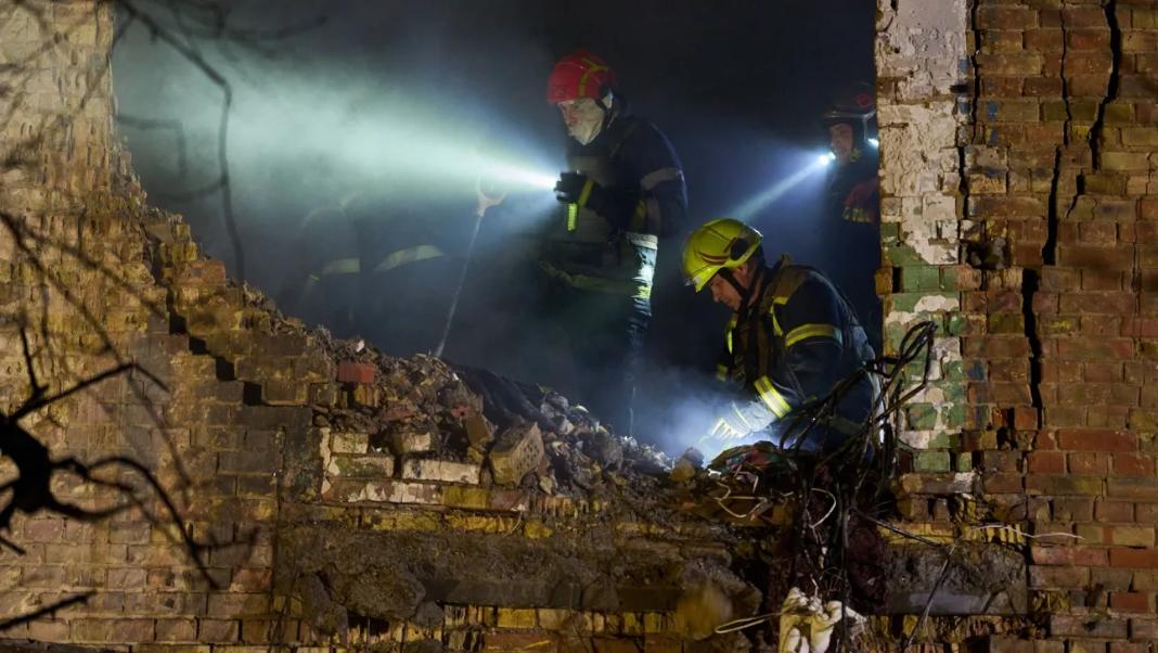 Κύμα ρωσικών επιθέσεων συγκλόνισε το Κίεβο – Χτυπήθηκαν πολυκατοικίες, ένας νεκρός και 11 τραυματίες