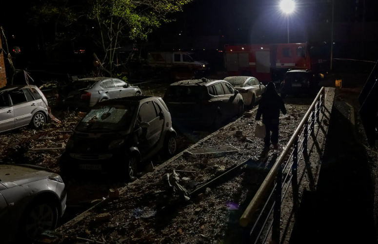 Νέο ρωσικό σφυροκόπημα στο Κίεβο – Ένας νεκρός και 15 τραυματίες