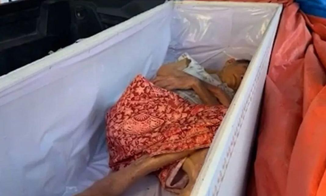 Χαμός σε κηδεία στην Μπανγκόκ: Η νεκρή χτύπησε το φέρετρο για να… βγει!