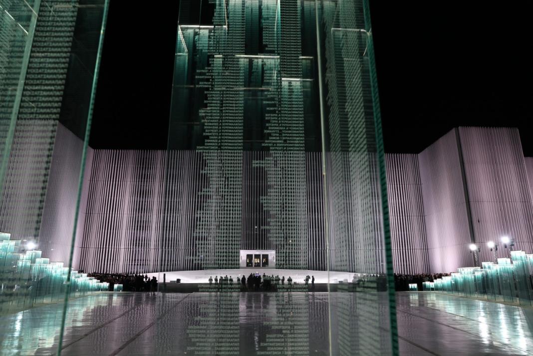 Βιοκλιματικά κτήρια, άγνωστος στρατιώτης και άταφοι νεκροί