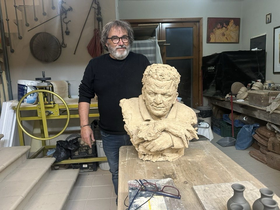 Η προτομή του Μάνου Χατζιδάκι παίρνει μορφή στις Μαργαρίτες