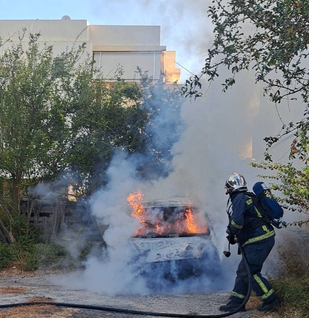 Ηράκλειο: Απειλήθηκαν σπίτια από την φωτιά σε αυτοκίνητο (εικόνες)