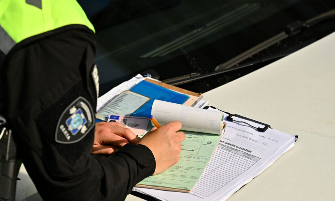 Οδηγός παρέσυρε και τραυμάτισε τροχονόμο σε μπλόκο στην Πάτρα