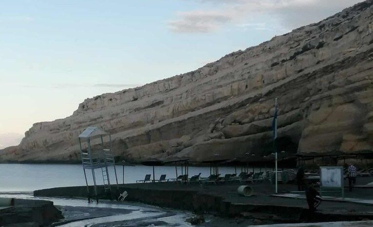 Ισχυρή βροχόπτωση στα Μάταλα: Ο χείμαρρος «έκοψε» στα δύο την παραλία (εικόνες)