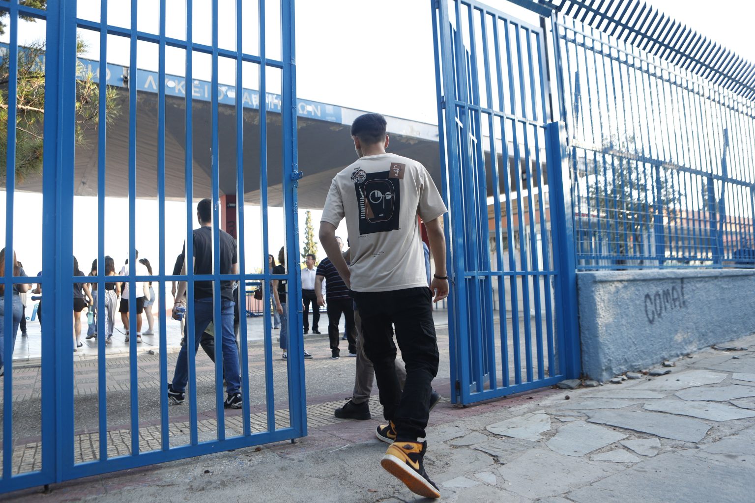 Επίθεση σε 15χρονο μαθητή από εξωσχολικούς μέσα σε σχολείο στον Άλιμο – Μεταφέρθηκε στο νοσοκομείο