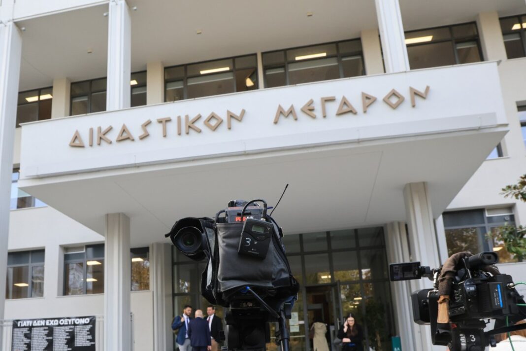 Τέμπη: Οργή συγγενών των θυμάτων για τις καθυστερήσεις στη δίκη για τα βίντεο