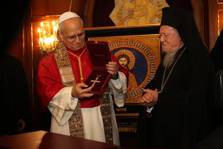 Τα δώρα που αντάλλαξαν Πατριάρχης Βαρθολομαίος και Πάπας Λέων ΙΔ’