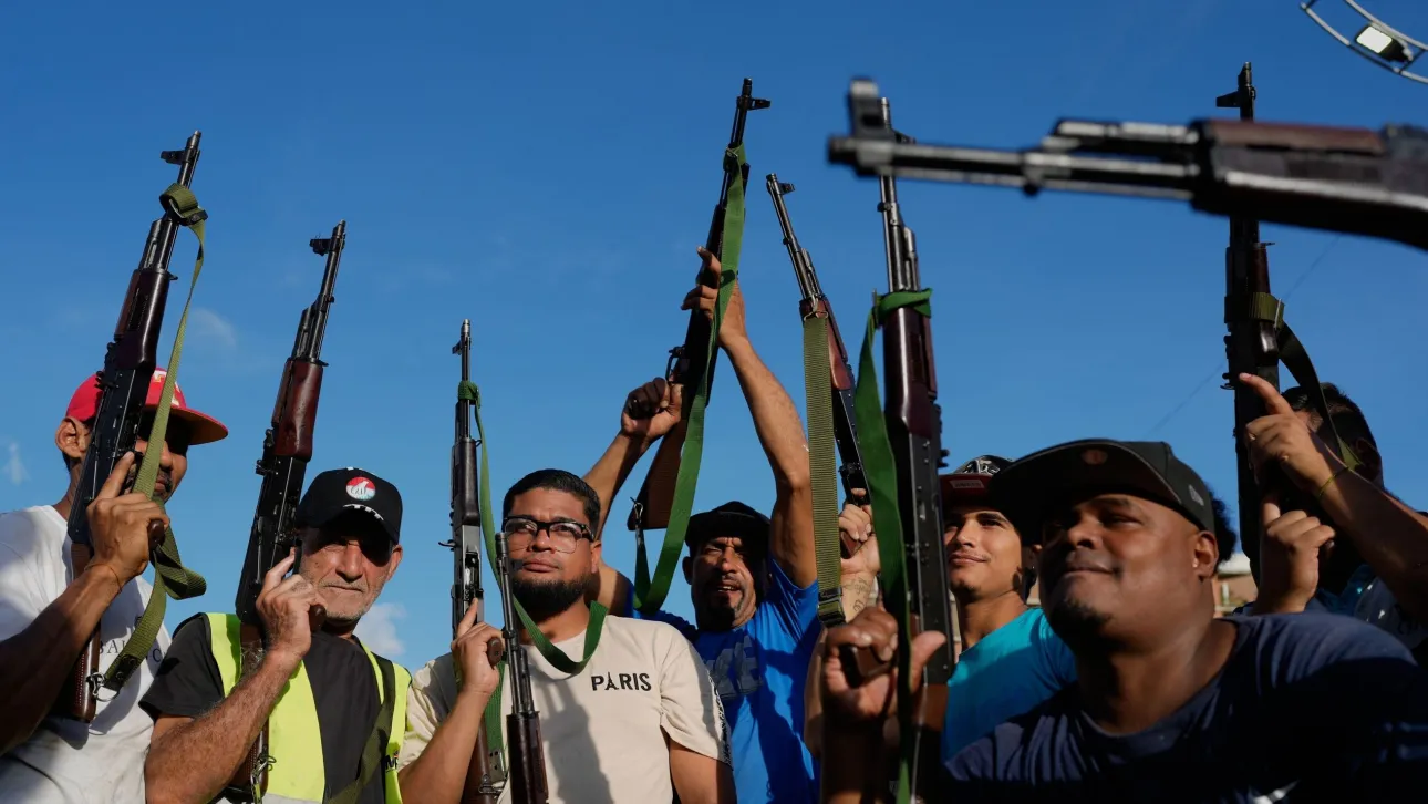 Βενεζουέλα: Μοιράζει όπλα στους πολίτες ο Μαδούρο – Προετοιμάζεται για αντάρτικο ή πρόκληση χάους