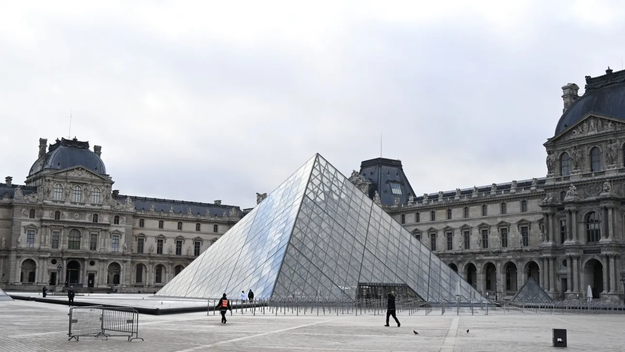 Ληστεία στο Λούβρο: «Τα κοσμήματα θα βρεθούν» δεσμεύθηκε ο πρόεδρος Μακρόν