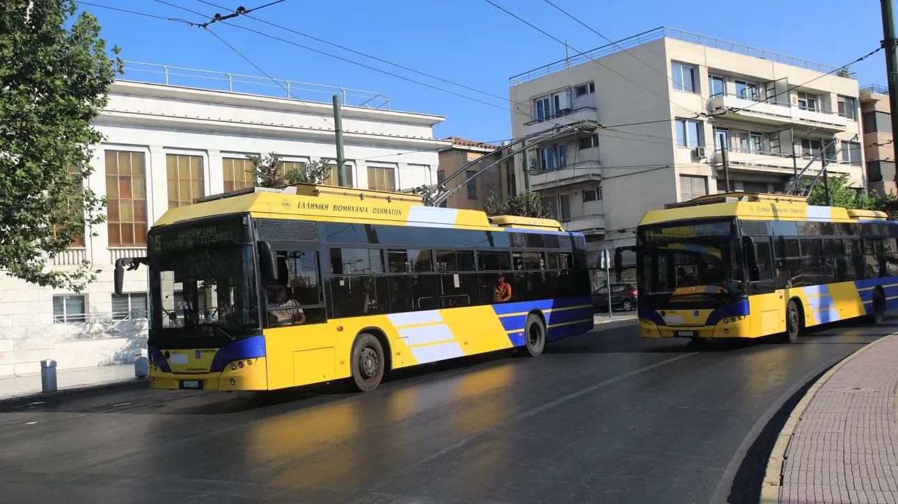 Φωτιά σε τρόλεϊ στο κέντρο της Αθήνας – Προβλήματα στην κυκλοφορία