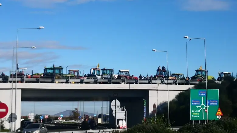 Καρδίτσα: Ένταση και στον Ε65 – Αγρότες «έσπασαν» το μπλόκο της αστυνομίας