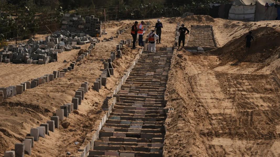 Γάζα: Συγκλονιστικές εικόνες από τους μαζικούς τάφους για τους χιλιάδες νεκρούς