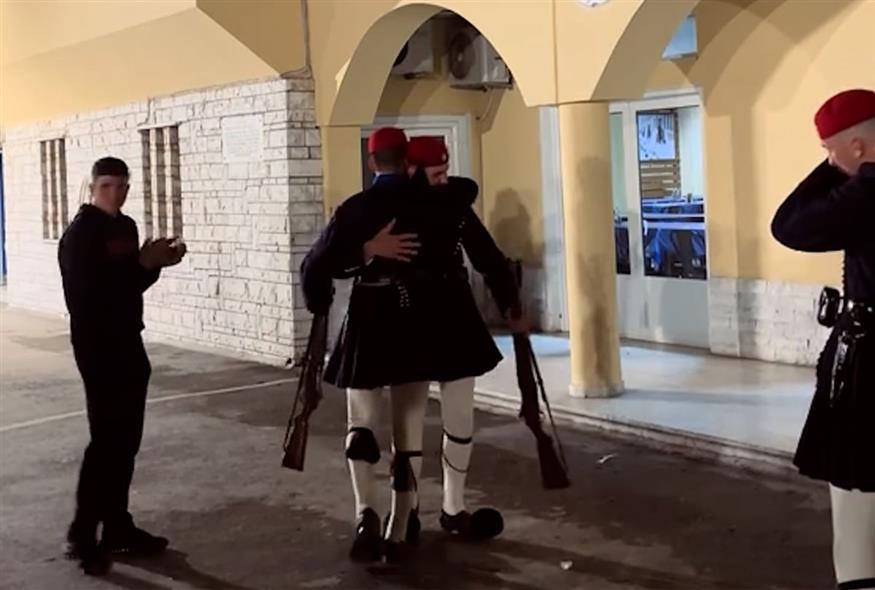 Η τελευταία υπηρεσία των Ευζώνων που έγινε viral – Βίντεο