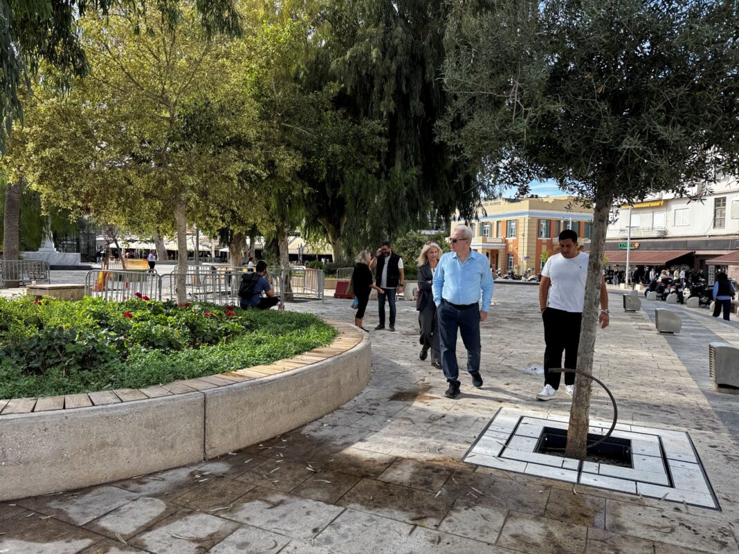 Νέα φωτιστικά στην πλατεία Ελευθερίας – Αυτοψία του Αλέξη Καλοκαιρινού