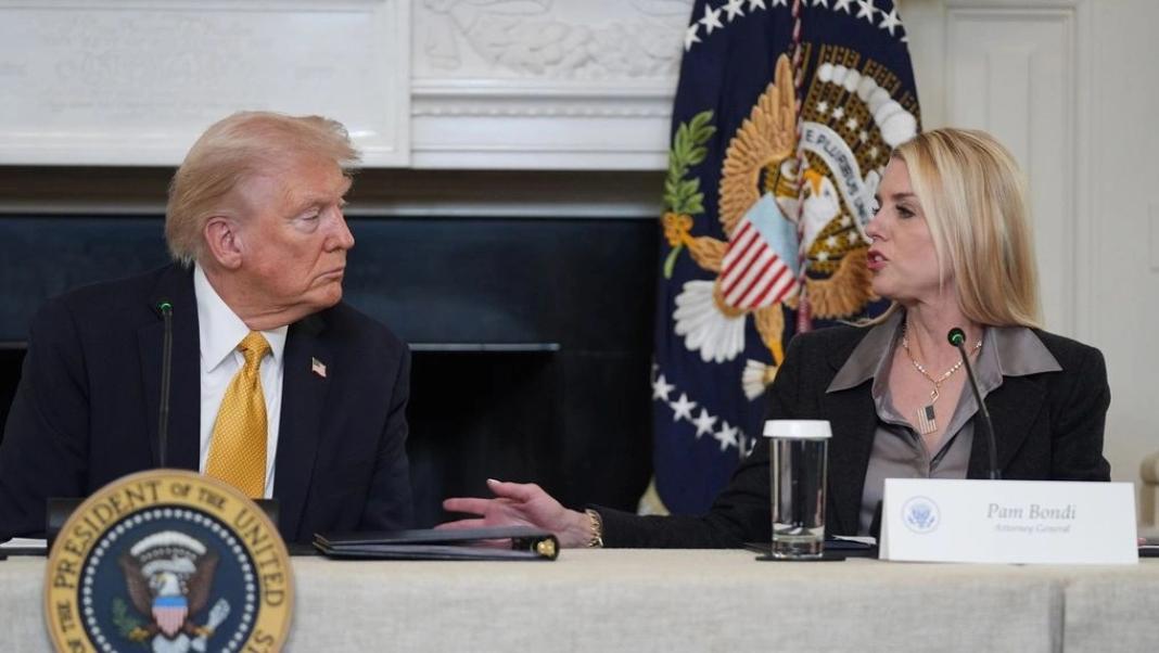 ΗΠΑ: Με εντολή Τραμπ το Υπουργείο Δικαιοσύνης ερευνά τις σχέσεις Επστάιν με Κλίντον και τράπεζες