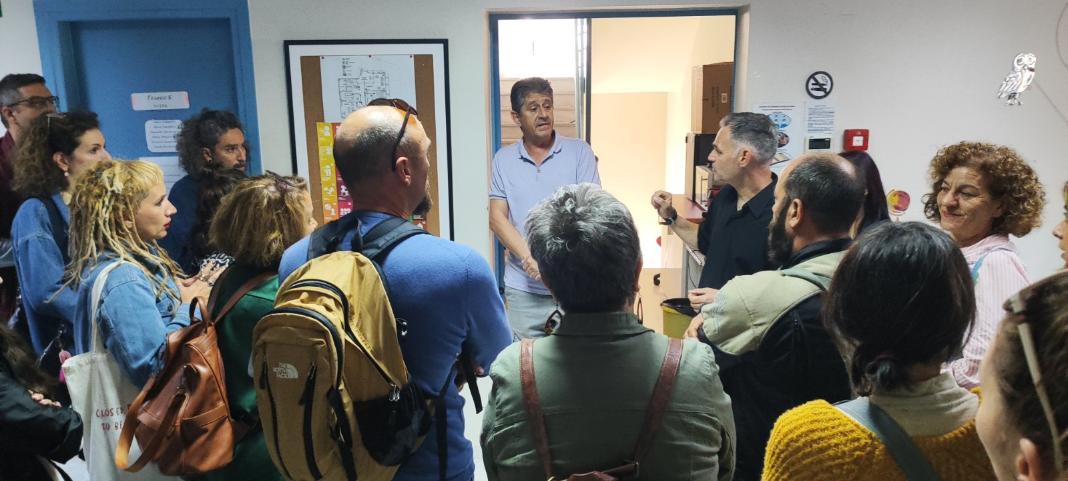 «Τα παιδιά μας δεν κοστίζουν – Αξίζουν» – Στα «κάγκελα» οι γονείς στα Χανιά για τα κενά στα σχολεία