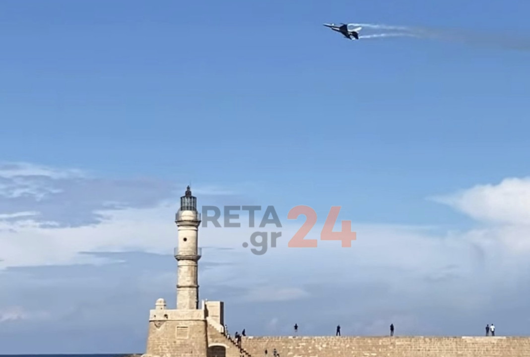 Χανιά: «Μάγεψε» το F16 της ομάδας ΖΕΥΣ πάνω από το Ενετικό Λιμάνι