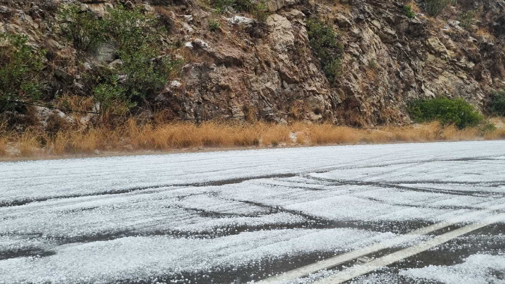Κακοκαιρία: «Άσπρισε» ο δρόμος στο Φόδελε από το χαλάζι – Δείτε φωτογραφίες