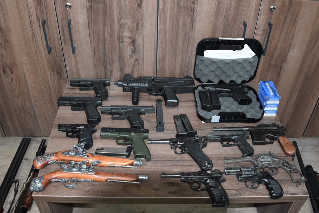 Όπλα στο Ρέθυμνο: Ενώπιον της δικαιοσύνης οι πέντε συλληφθέντες – Σε εκκλησιαστικό χώρο είχε κρύψει το πιστόλι ο ιερομόναχος