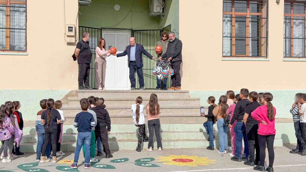 Επισκέφτηκαν τα σχολεία στα Βορίζια, καλωσόρισαν και μοίρασαν μπάλες στους μικρούς μαθητές