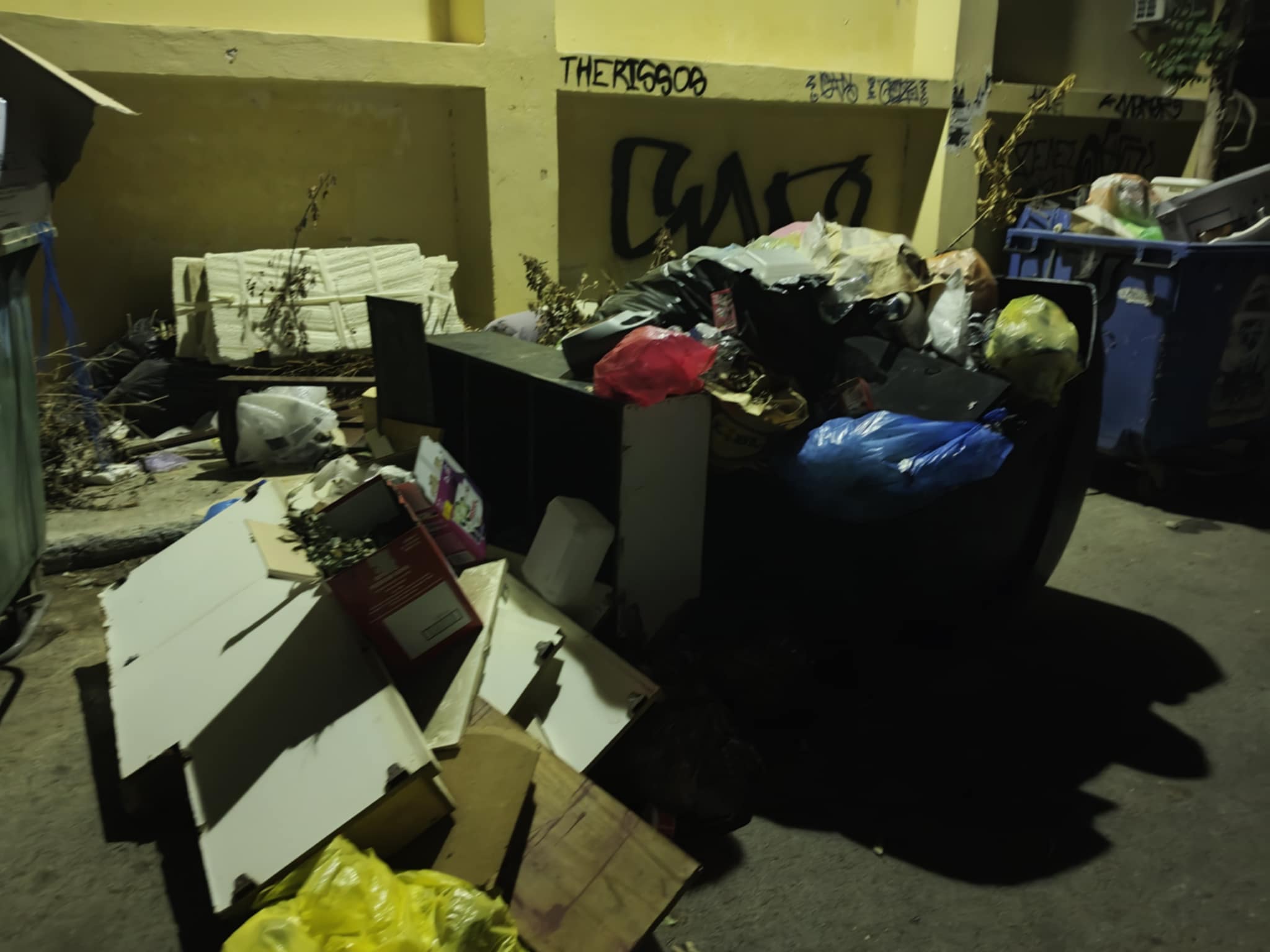 Ηράκλειο – Δημοτικά τέλη: Αυξήσεις και παρελθοντολογία με φόντο τους γεμάτους κάδους