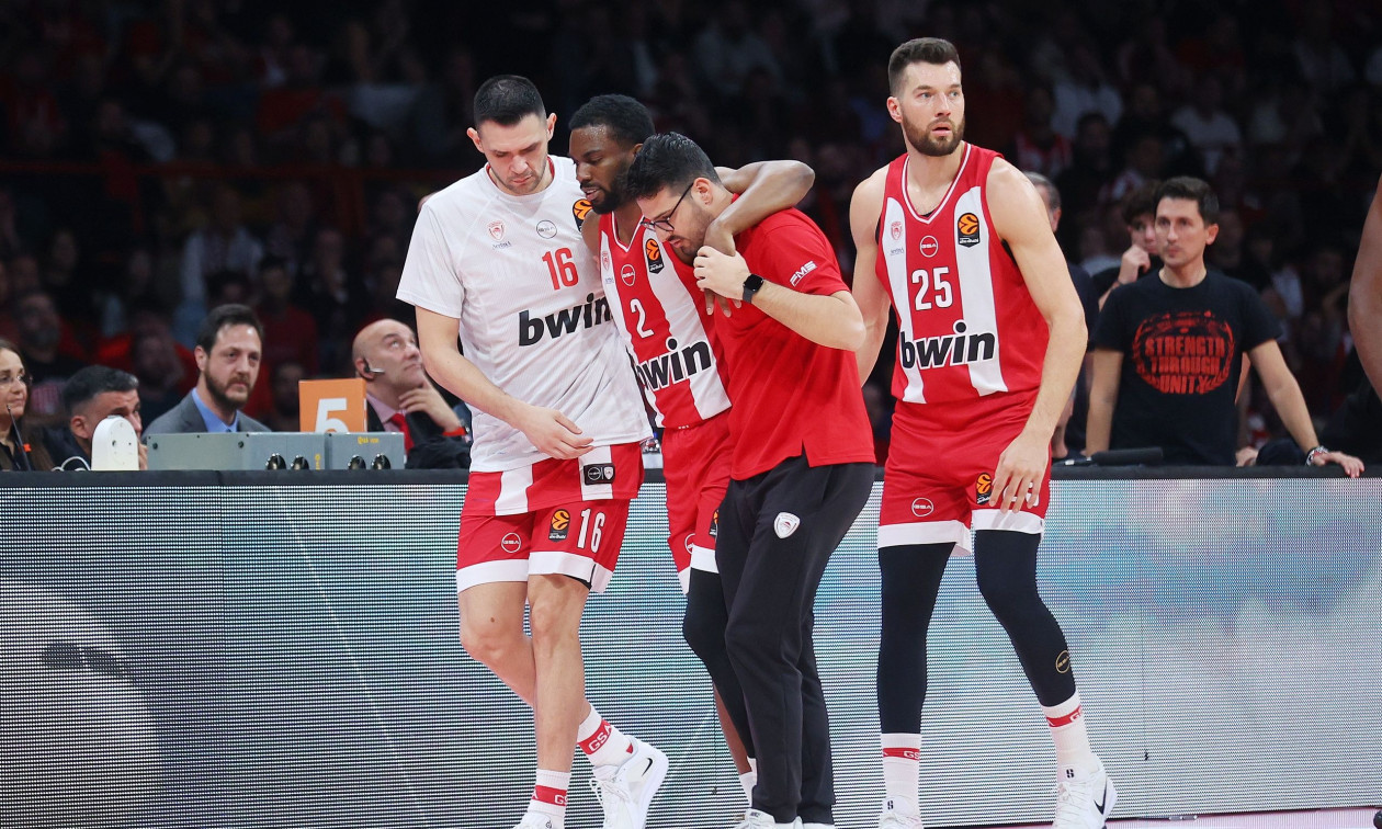 Σοκ με Έβανς: Τραυματίστηκε, αποχώρησε υποβασταζόμενος και πήγε στο νοσοκομείο