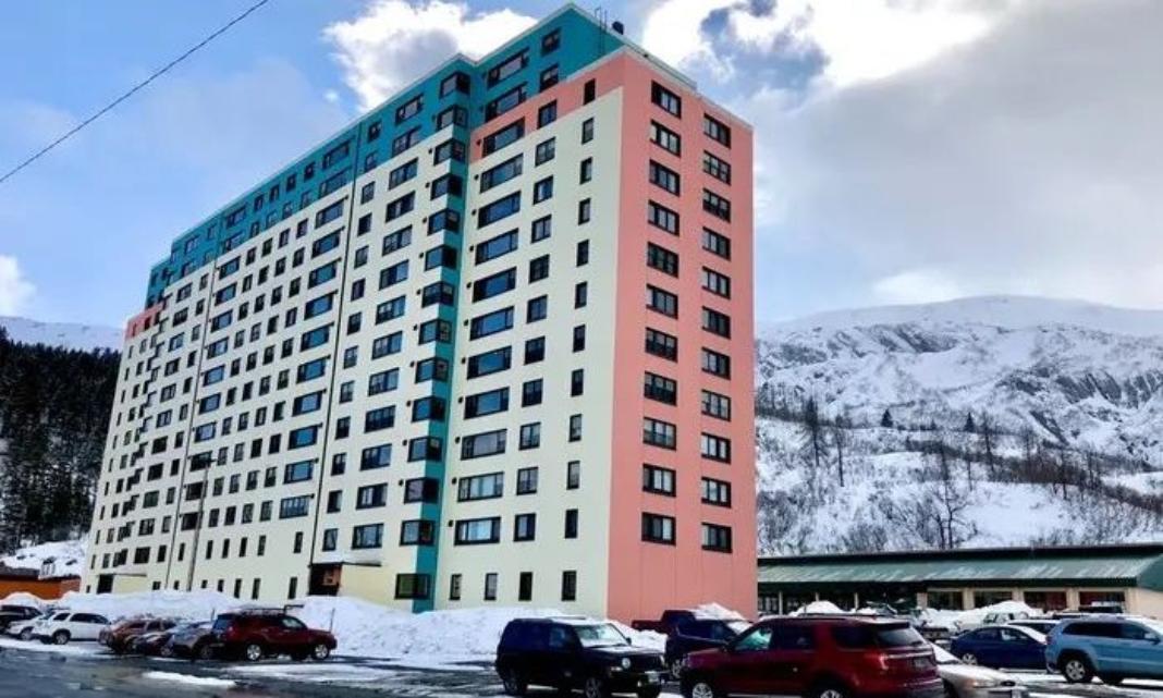 Αλάσκα: Εκεί όπου μία ολόκληρη πόλη ζει κάτω από την ίδια στέγη