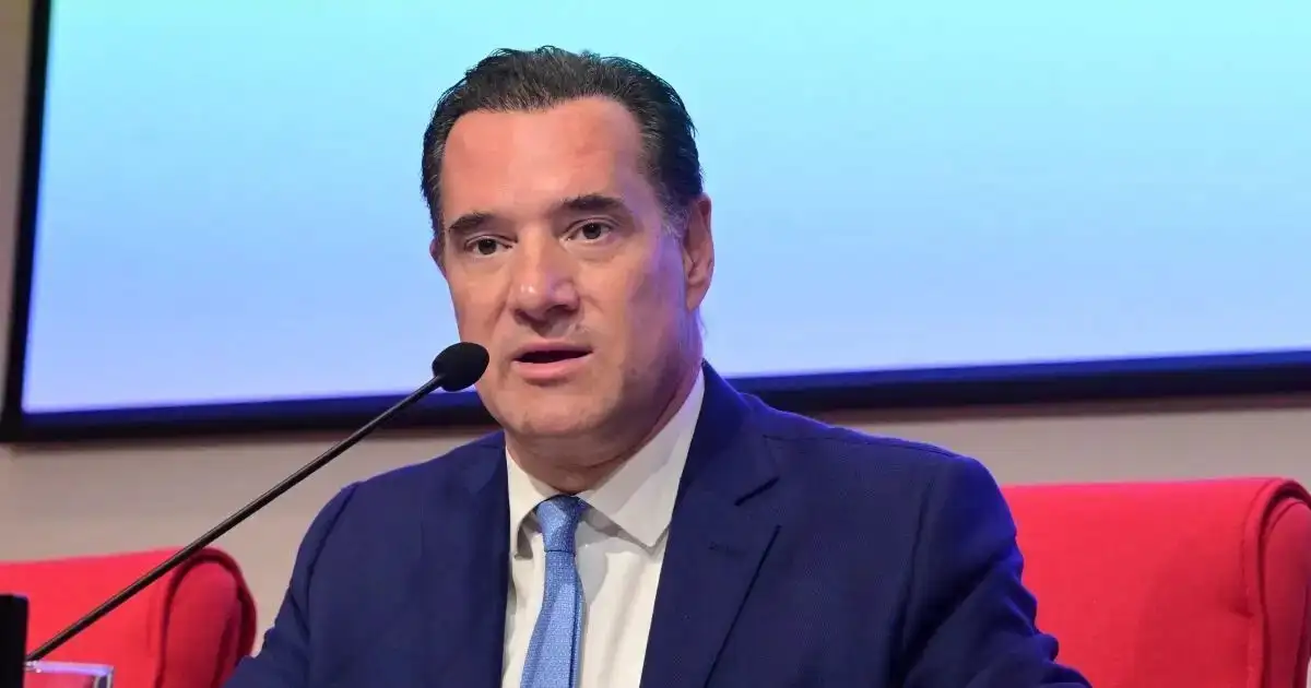 Τα… γυρίζει ο Άδωνις για την τοποθέτηση του υπέρ της οπλοκατοχής