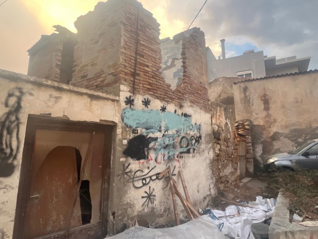 Ηράκλειο: Σκουπίδια, ετοιμόρροπα και εγκατάλειψη στην Αγία Τριάδα – Αυτοψία της Τηλεόρασης CRETA στην ιστορική περιοχή