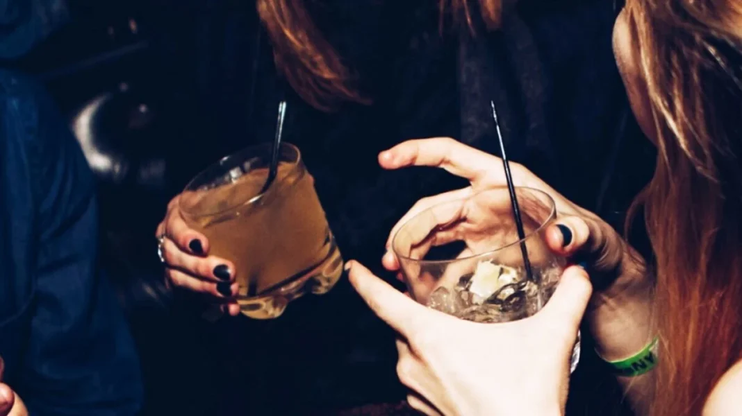 Έδωσαν αλκοόλ σε πέντε ανήλικους στην Πάτρα – Συνελήφθησαν ιδιοκτήτρια και υπεύθυνος καταστήματος