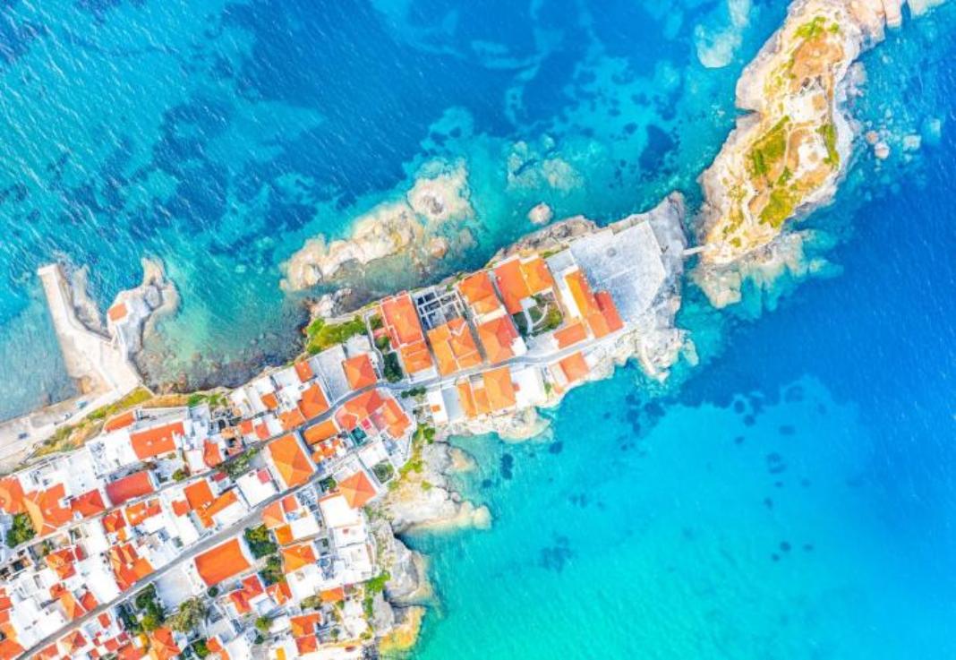 Ο καλύτερος ελληνικός προορισμός για τους Βρετανούς το 2025 δεν είναι η Κρήτη