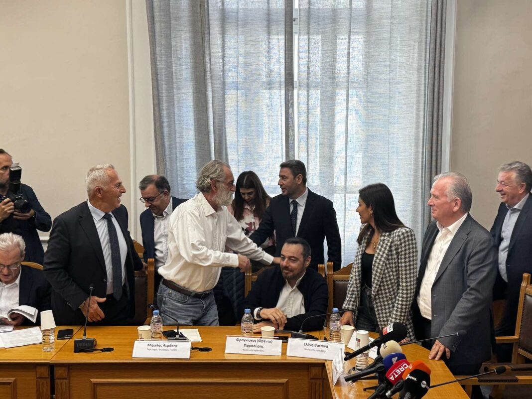 Η πρωτοβουλία Ανδρουλάκη, η… πανστρατιά δημάρχων και ο ναύαρχος