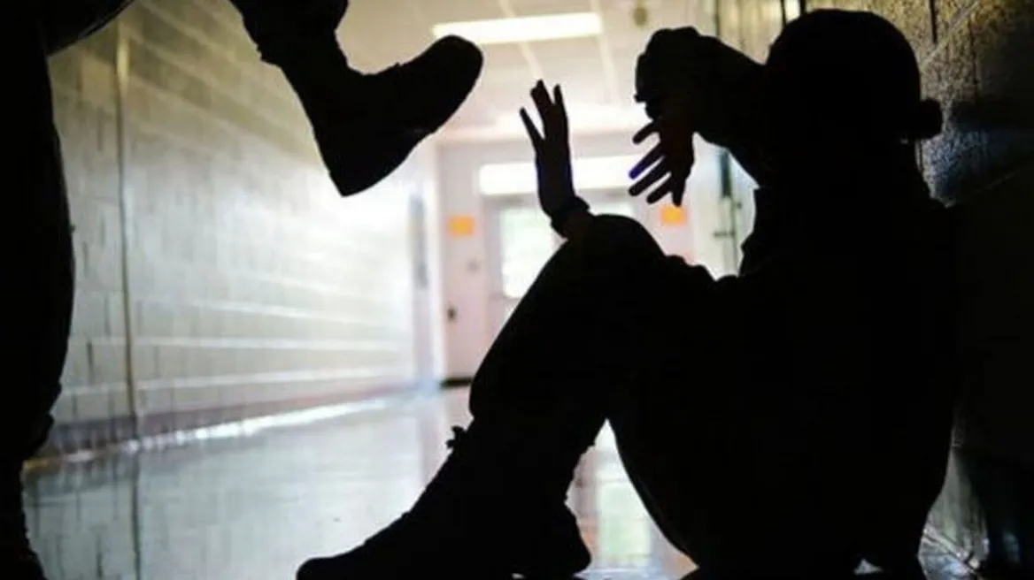 Ανήλικοι κουκουλοφόροι ξυλοκόπησαν 15χρονο σε προαύλιο σχολείου στον Άλιμο