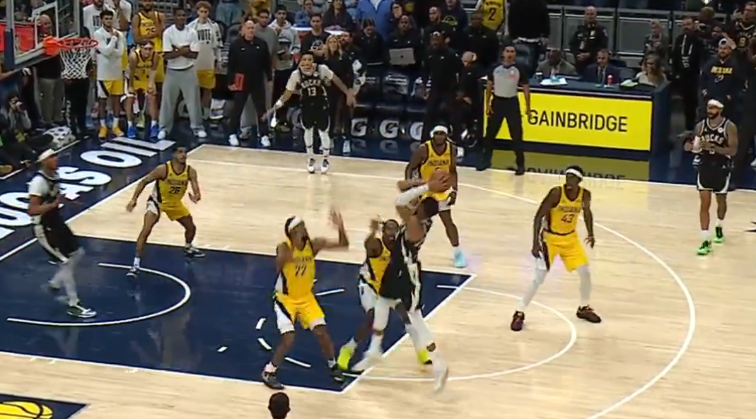 Ο Γιάννης Αντετοκούνμπο με buzzer beater έδωσε νίκη στους Μπακς επί των Πέισερς