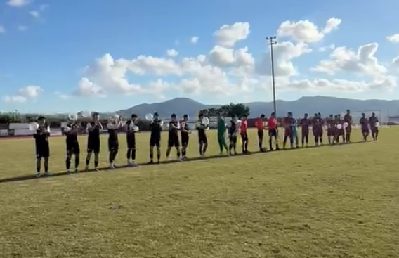 Συγκίνηση στις Μοίρες: Παίκτες του ΑΟΤ και του Αετού Ανωγείων αποχαιρέτησαν με λευκά μπαλόνια τον 19χρονο Ραφαήλ